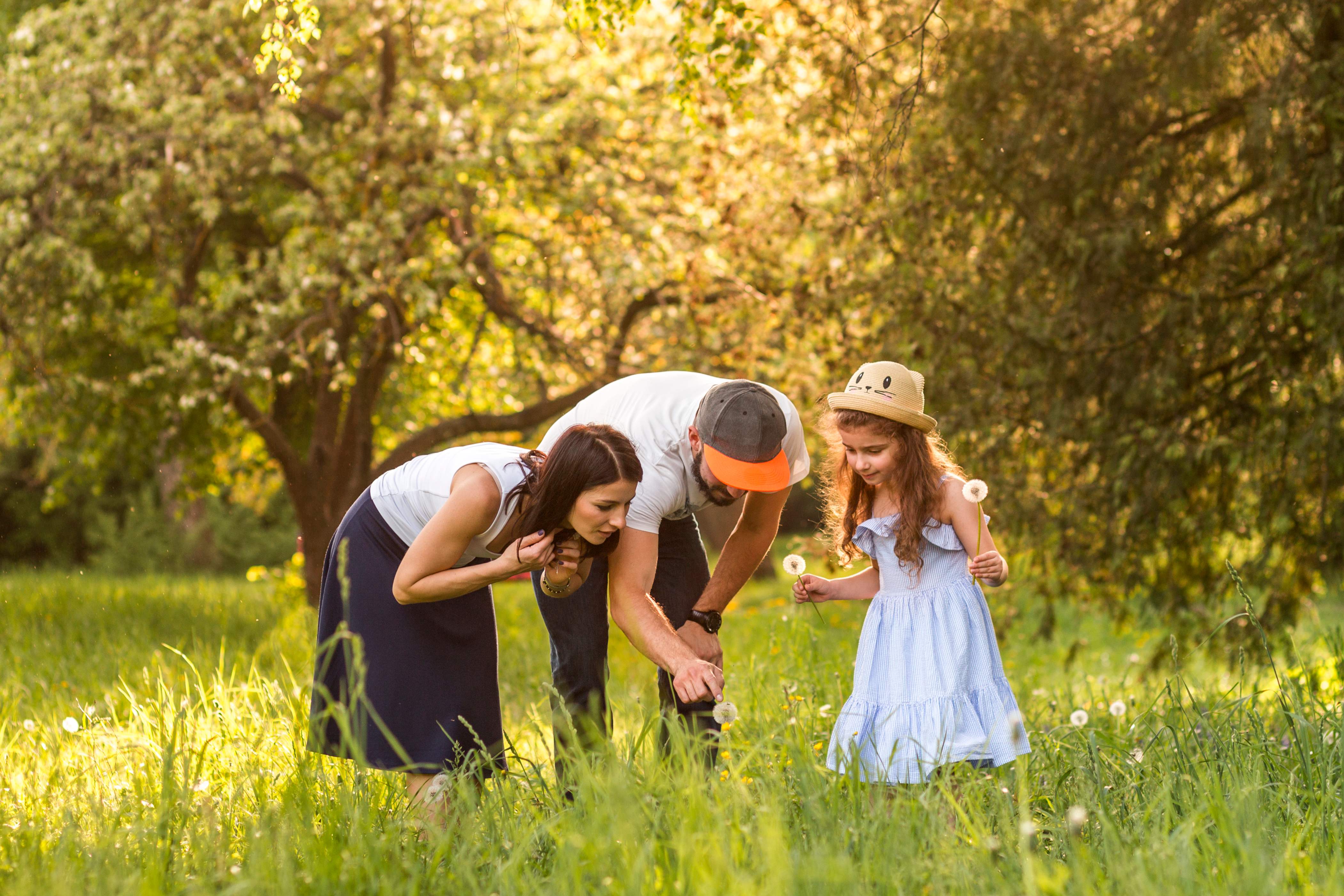 Familia disfrutando de la naturaleza en El Pinar